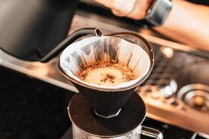 versare acqua calda per sgocciolare caffè arabica foto