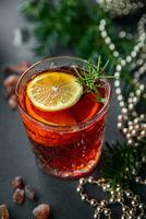 Natale vin brulé vino cocktail agrume e rosmarino tradizionale bevanda nuovo anno vacanza aperitivo pasto cibo merenda su il tavolo foto