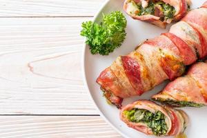 rotolo di pancetta al forno ripieno di spinaci e formaggio foto