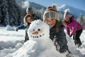 bambini costruire un' pupazzo di neve nel il mezzo di caduta neve foto