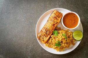 tandoori di salmone scottato in padella con riso masala - stile cibo musulmano foto