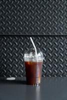 bicchiere di caffè nero americano ghiacciato nella caffetteria foto