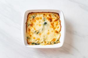 lasagne di spinaci al forno con formaggio in piatto bianco foto