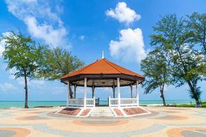 padiglione con sfondo di spiaggia di mare a Songkla, Thailandia foto