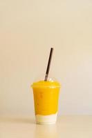 frullati di frutta fresca al mango con bicchiere di yogurt foto