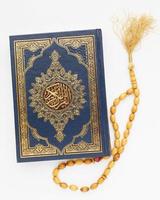 vista dall'alto capodanno islamico con il libro del corano. bellissimo concetto di foto di alta qualità