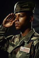 patriottico soldato salutando nel davanti di nazionale bandiera foto