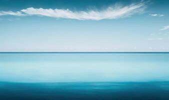 sereno blu paesaggio marino con un' minimalista orizzonte foto