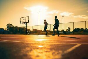 epico pubblicità Due persone giocando pallacanestro su un all'aperto Quartiere Tribunale foto