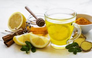 bevanda tonica energetica con curcuma, zenzero, limone e miele foto