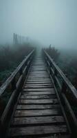 misterioso vecchio di legno ponte nel il nebbia foto