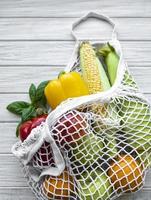 frutta e verdura fresca su sacchetto di corda ecologica foto