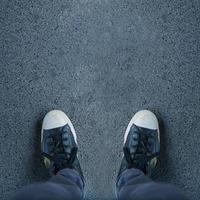 paio di scarpe in piedi sul marciapiede foto