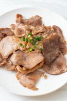 collo di maiale alla griglia affettato su piatto in stile asiatico foto
