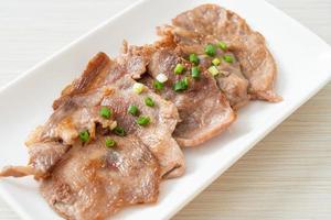 collo di maiale alla griglia affettato su piatto in stile asiatico foto
