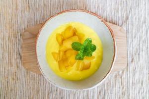 mango fresco con vasetto di yogurt foto