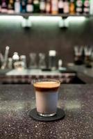 tazza di caffè sporca, caffè espresso con latte nel bar caffetteria?
