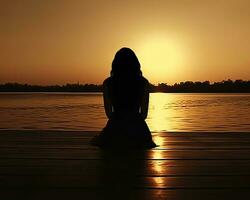 crescente meditazione silenzio riflessione riposo lago paesaggio silenzio foto zen rilassamento solitario donna