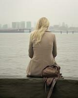 crescente meditazione silenzio riflessione riposo lago paesaggio silenzio foto zen rilassamento solitario donna