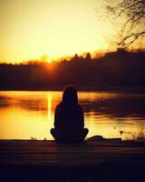 crescente meditazione silenzio riflessione riposo lago paesaggio silenzio foto zen rilassamento solitario donna