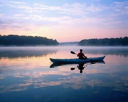 meditazione canottaggio kayak acqua silenzio la libertà paesaggio tranquillo, calmo mattina canottaggio isolato foto