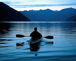 meditazione canottaggio kayak acqua silenzio la libertà paesaggio tranquillo, calmo mattina canottaggio isolato foto