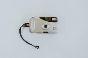 argento colore tasca telecamera con bianca sfondo. foto