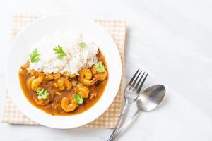 gamberi in salsa di curry su riso foto
