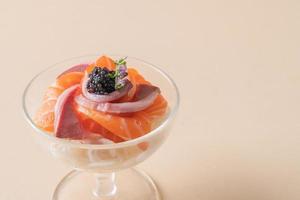 salmone fresco crudo con ramen di noodle giapponesi - stile cibo giapponese foto