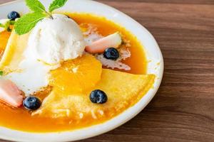 crepe suzette con gelato alla vaniglia e frutta fresca