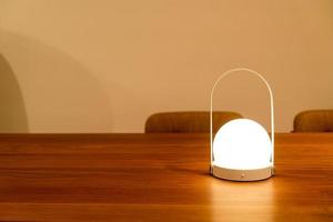 bella lampada con illuminazione sul tavolo con copia spazio foto