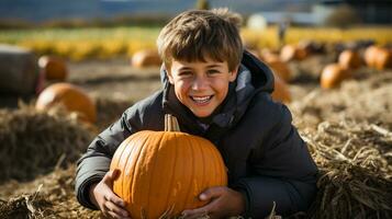 contento giovane ragazzo mostrando via il suo grande maturo autunno zucca a il zucca toppa - generativo ai. foto