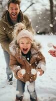 carino bambino piccolo lancio palle di neve a genitori con gioia foto