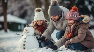 contento famiglia edificio pupazzo di neve nel davanti di loro casa foto