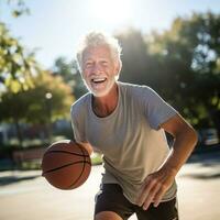 maturo uomo giocando pallacanestro con entusiasmo foto