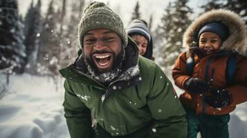 bambini e genitori ridendo durante palla di neve combattimento nel il foresta foto