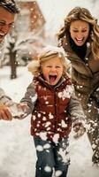 carino bambino piccolo lancio palle di neve a genitori con gioia foto