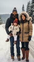 famiglia bonding al di sopra di inverno attività nel il parco foto