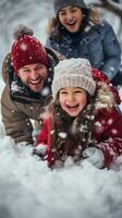 sorridente famiglia giocando insieme nel nevoso Giardino dietro la casa foto