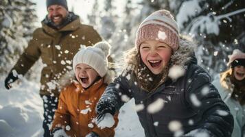 bambini e genitori ridendo durante palla di neve combattimento nel il foresta foto