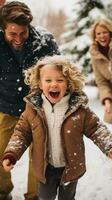 carino bambino piccolo lancio palle di neve a genitori con gioia foto