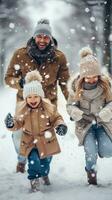 gioioso famiglia avendo palla di neve combattimento nel inverno Paese delle meraviglie foto