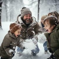 bambini e genitori ridendo durante palla di neve combattimento nel il foresta foto
