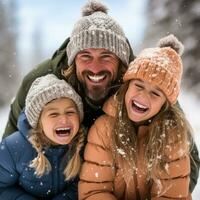 amorevole famiglia giocando nel il neve e fabbricazione ricordi foto