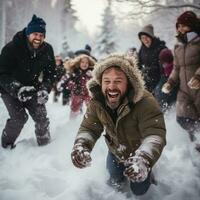 bambini e genitori ridendo durante palla di neve combattimento nel il foresta foto