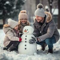 contento famiglia edificio pupazzo di neve nel davanti di loro casa foto