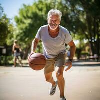 maturo uomo giocando pallacanestro con entusiasmo foto