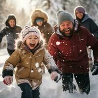 bambini e genitori ridendo durante palla di neve combattimento nel il foresta foto