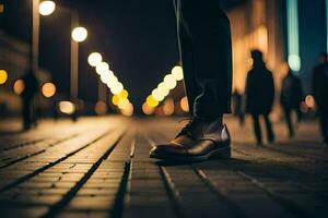 un' uomo indossare un' completo da uomo e scarpe a piedi giù un' strada a notte. ai-generato foto