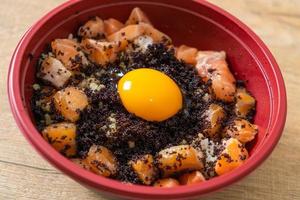 riso giapponese con crudo di salmone fresco, tobiko e uovo - don di salmone foto